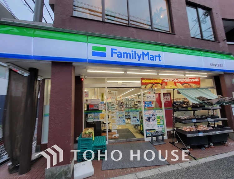 周辺 ファミリーマート 松陰神社駅前店　距離700m