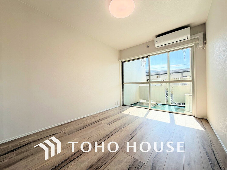 内装 採光もある洋室は、くつろぎのひと時を過ごすのにぴったり