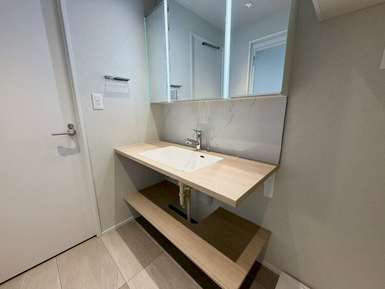 その他 清潔感を感じられる洗面化粧台。