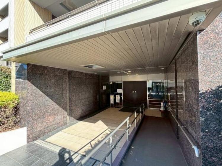 エントランス 街に溶けこみ美しい景観を生み出すこの邸宅は採光や風通しまで考え抜いて造りあげました。