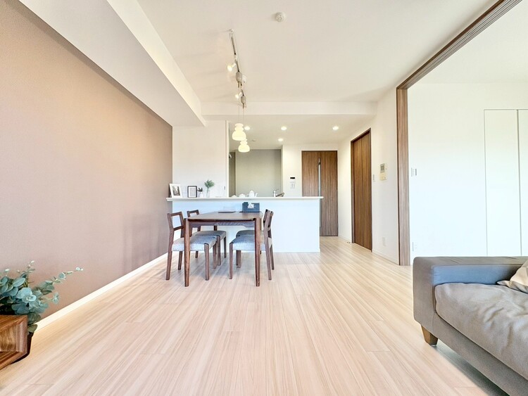 居間 居心地の良い空気感は、暮らしのステージを彩り、心からのやすらぎと満足感を与えてくれます。