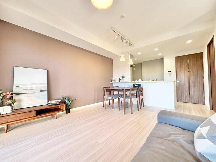 居間 飾り過ぎないシンプルな内装と偏り過ぎないデザインで統一しました。