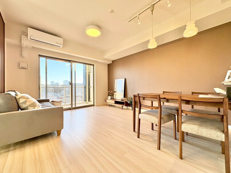 居間 快適に過ごす毎日を求めて、暮らしの中でご自身の「マイホーム」に創り上げてください。