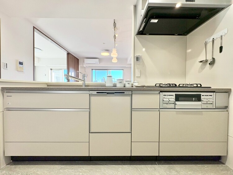 キッチン スマートな意匠と充実の機能を備えたキッチンが、暮らしにおいしい彩りを添えます。