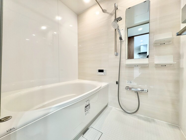 風呂 一日の疲れを癒すバスルームは、心地よいリラックスを叶える清潔感溢れる空間です。