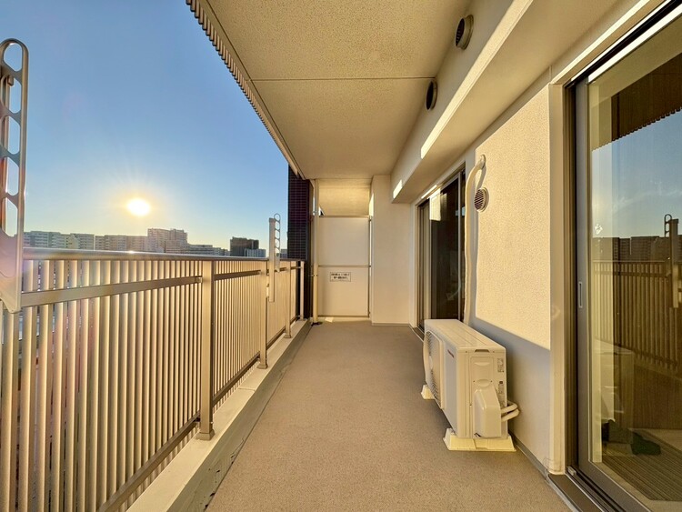 バルコニー 暮らしの中で、光と風を演出してくれるバルコニー。