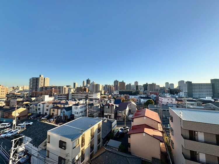 バルコニー 窓を開けると広がる青空。心をリフレッシュして日々を過ごしていきましょう。