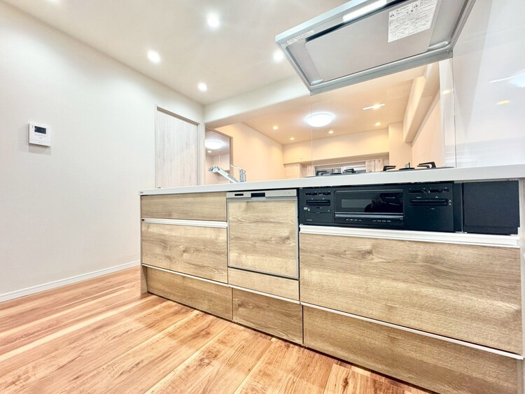 キッチン スマートな意匠と充実の機能を備えたキッチンが、暮らしにおいしい彩りを添えます。