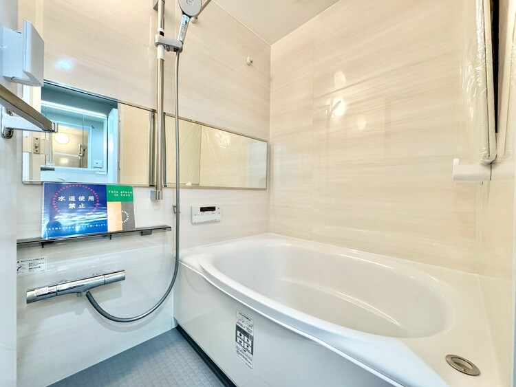 風呂 一日の疲れを癒すバスルームは、心地よいリラックスを叶える清潔感溢れる空間です。