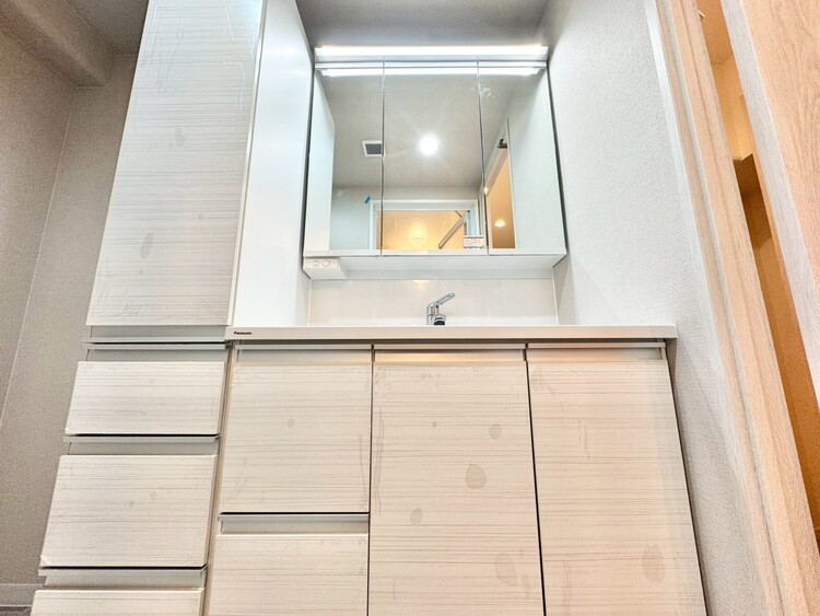 洗面 何かと物が増える場所だからこそ、スッキリと見映えの良い空間に。