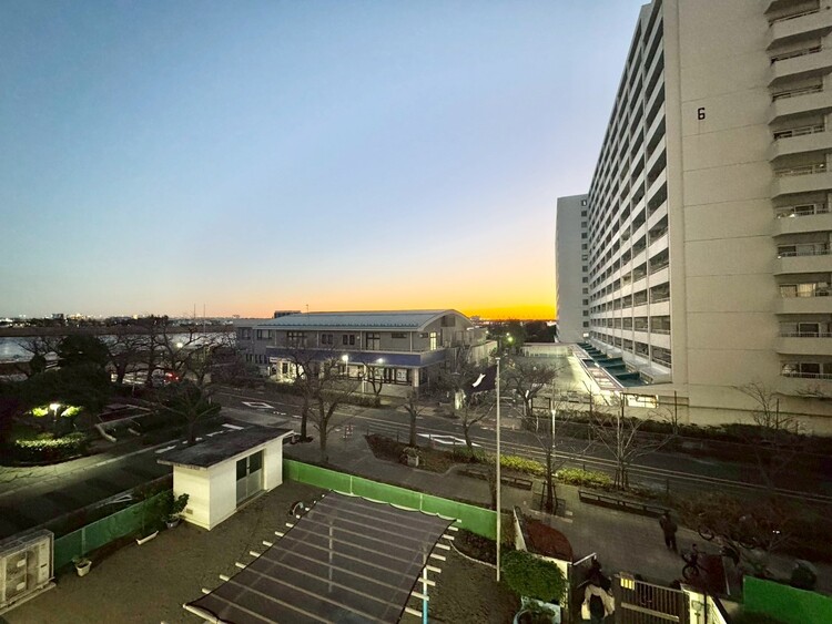 バルコニー 窓を開けると広がる青空。心をリフレッシュして日々を過ごしていきましょう。