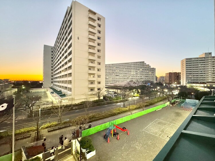 バルコニー 頬をなでる、優しい風を感じることが出来ます。