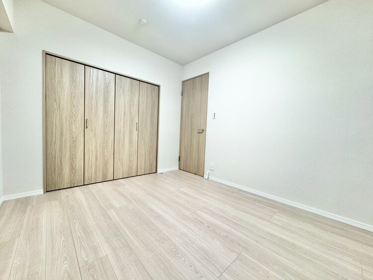 寝室 ベッドも十分に設置するスペースがあります。