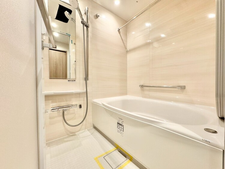 風呂 一日の疲れを癒すバスルームは、心地よいリラックスを叶える清潔感溢れる空間です。