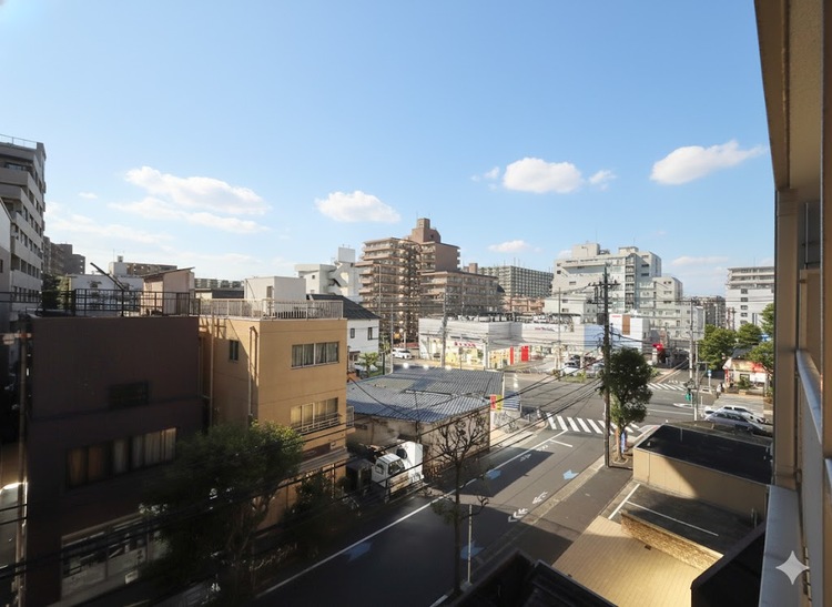 バルコニー 窓を開けると広がる青空。心をリフレッシュして日々を過ごしていきましょう。