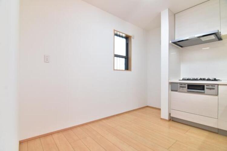 キッチン 広々としたシステムキッチンは2人で立っても窮屈さを感じさせません。カップボートや冷蔵庫を置いても十分なスペースができます。