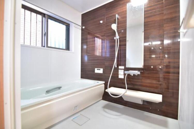 風呂 美しいツヤとなめらかな肌ざわり。水や汚れをはじき汚れにくくお掃除ラクラクの浴槽です。浴槽へもまたぎやすいよう配慮されています。また、シャワーヘッドの位置が変えられるので使い勝手がとても良いです。