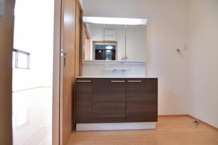 洗面 清潔感のあるワイドな洗面台は収納力もあり、いつでもすっきりとした洗面室に。