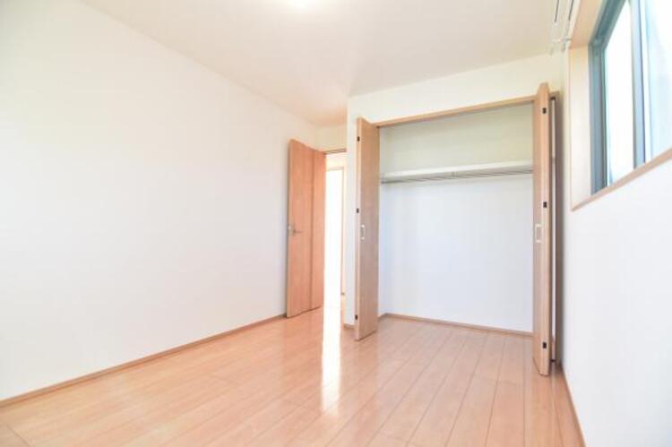 収納 クローゼットには棚やハンガーパイプが備えられているので、大切なお洋服にしわを付けずにそのまましまうことが出来ます。