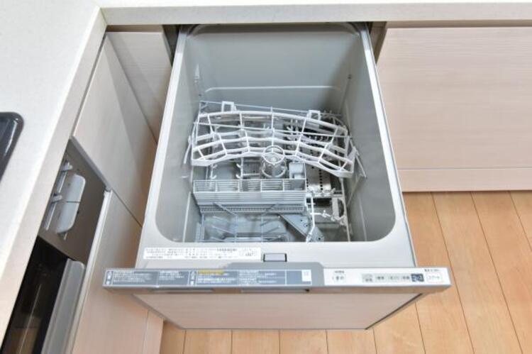 設備 食器洗浄乾燥機　食器の後片付けに便利な食器洗浄乾燥機を標準装備。ビルトインタイプなので見た目もスッキリ、特に共働き世帯のご家族には必須品です。