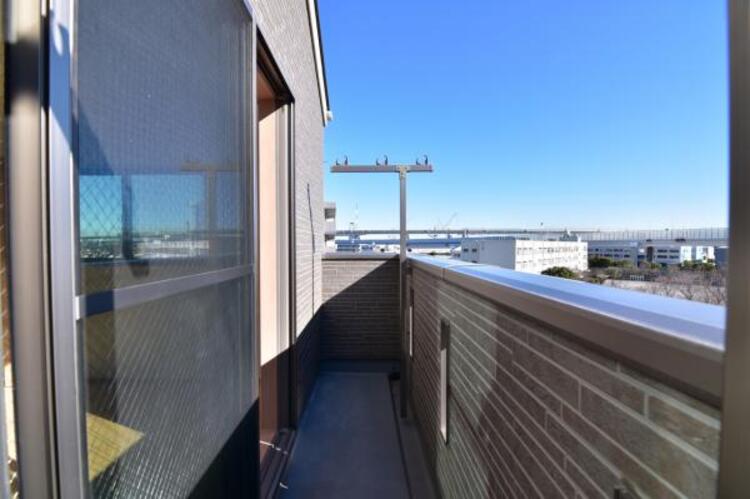 バルコニー 使い易いバルコニー。やわらかな陽射し・心地よい風。どこまでも広がる空の下、限りない開放感を味わえる空間です。