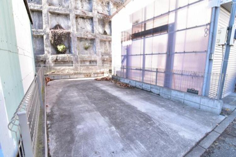 駐車場 駐車スペースは大型車両が駐車可能な広さです。