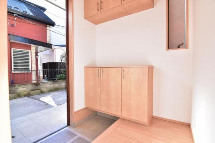 その他 上質感漂う玄関と廊下。居住者の帰り・訪れる方を優しく迎える、安らぎに満ちた生活空間を予感させます。