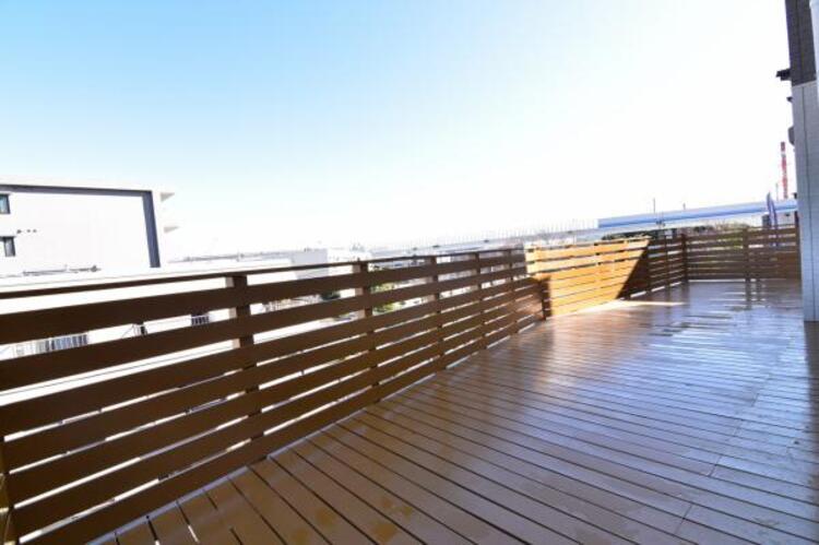 その他 毎日の暮らしに癒しを与えてくれるウッドデッキスペース。お子様が遊べるのはもちろん、家庭菜園やたくさんの友人を招いてBBQ、楽しみ方がたくさん！