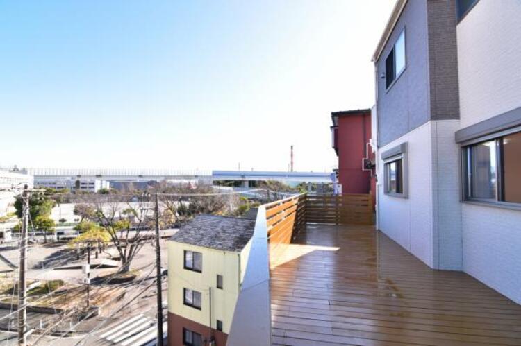 その他 ウッドデッキからは伸びやかな眺望が広がり、爽やかな風を感じて、心躍る素敵な暮らしがはじまります！