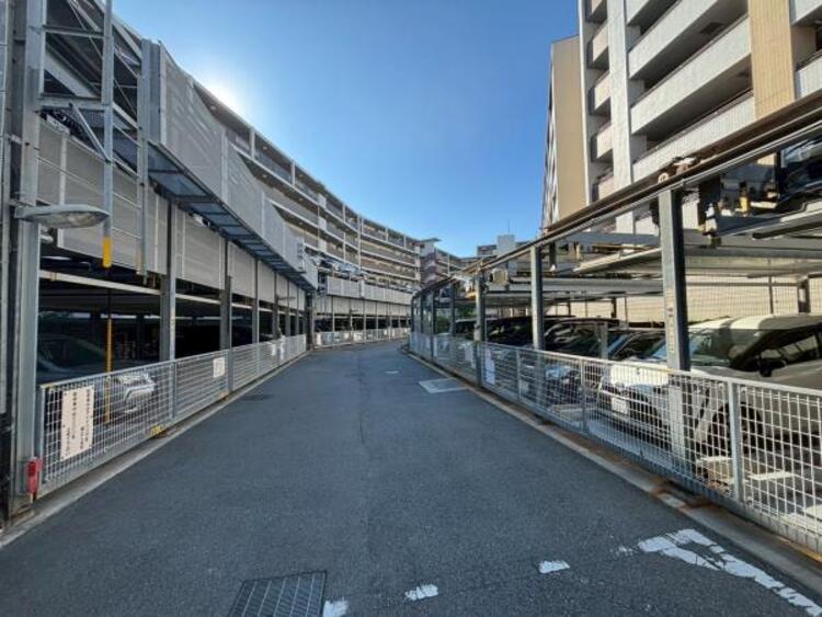 駐車場 建物につながる駐車スペース。重い荷物や大きな荷物の出し入れも安心です。