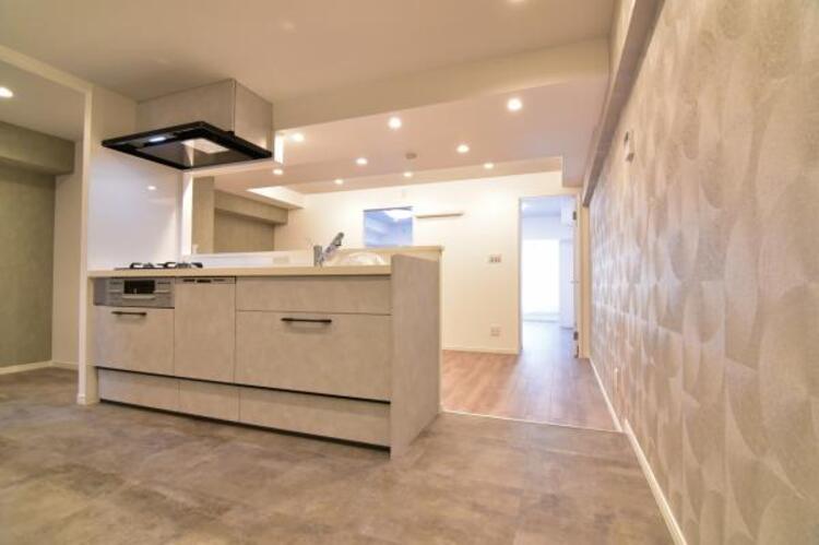 設備 キッチンはご家族との会話が楽しめる対面カウンタータイプを採用。リビングで遊ぶお子様の様子をうかがいながらお料理もできます。キッチンはご家族との会話が楽しめる対面式タイプを採用。リビングで遊ぶお子様の様子をうかがいながらお料理もできます。キッチンは家事動線…