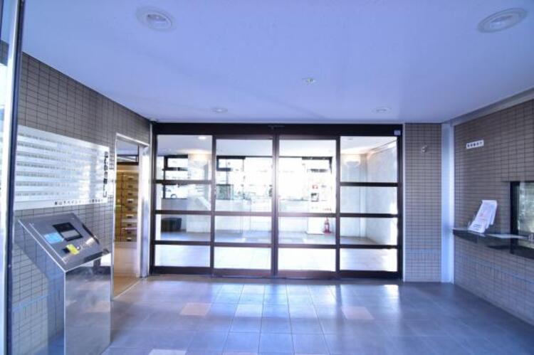 設備 エントランスにはオートロックを採用。侵入者をシャットアウトし、住まいの安全性を高めます。