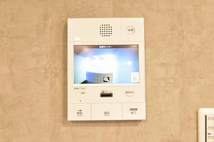 設備 来訪者を鮮明な画像で確認できるTVモニター付インターホン。夜間や天候の悪い日もしっかりとチェック。特に奥様やお子様だけでの在宅が多いご家族は必需品です。録画機能付きなら後からも確認できます。