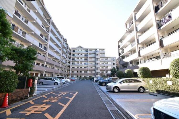 駐車場 マンションの敷地内に設けられた駐車スペースなので重い荷物の出し入れの負担を最小限に抑えられます。