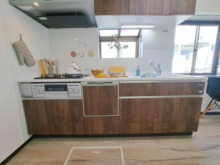 設備 独立キッチンは、お料理に専念でき、ニオイや水はね音がリビングに届きにくいメリットも。リビングから見えづらいため、急な来客時でも慌てて片付ける必要がありません。