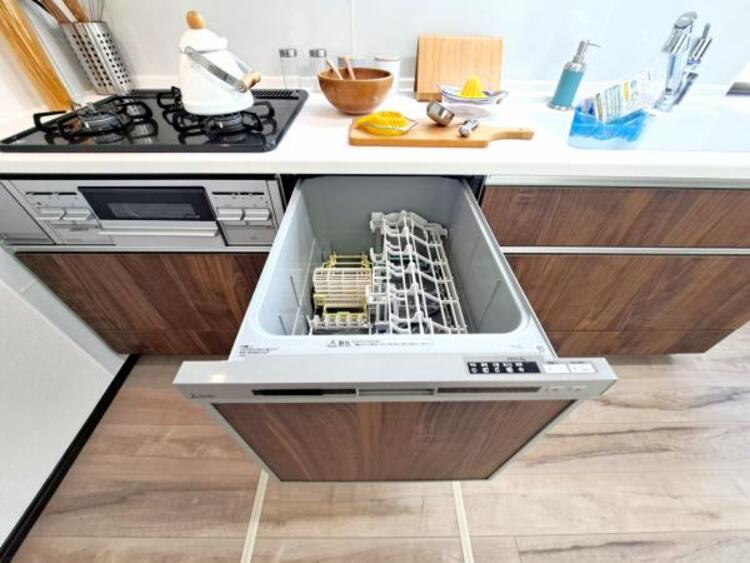 設備 食器洗浄乾燥機を標準装備。作動中は他の家事を並行して進めることができ、家事の時短と負担軽減につながります。高温、高圧水流で洗浄するため、除菌・消臭効果が期待でき、衛生面での安心感が高まります。また、手荒れの心配もなくなります。