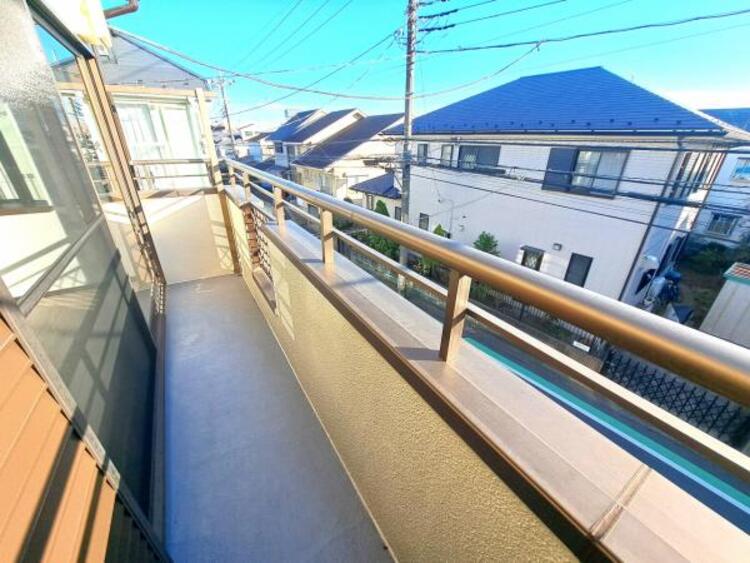 バルコニー やわらかな陽射し・心地よい風。どこまでも広がる空の下、限りない開放感を味わえる空間です。