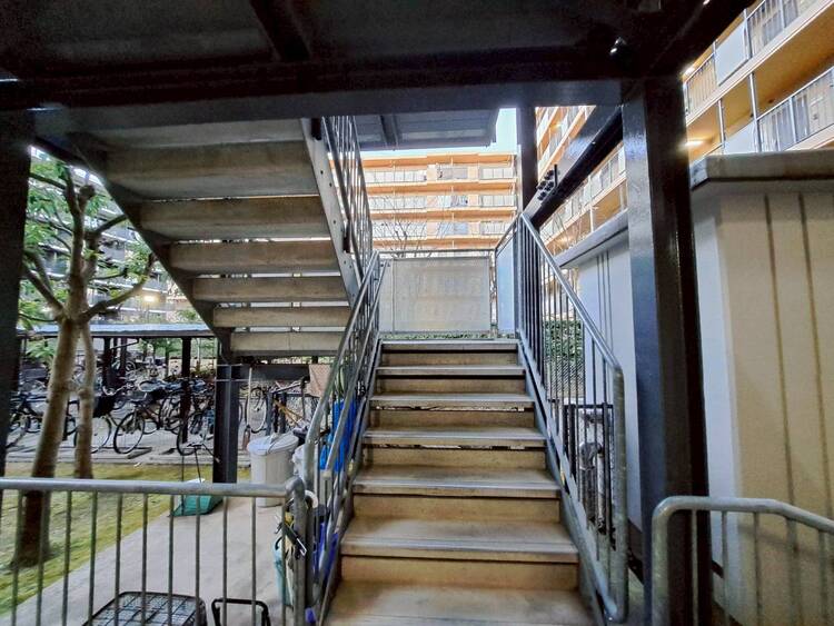 その他 共用部の階段です。明るく清潔に管理されています。