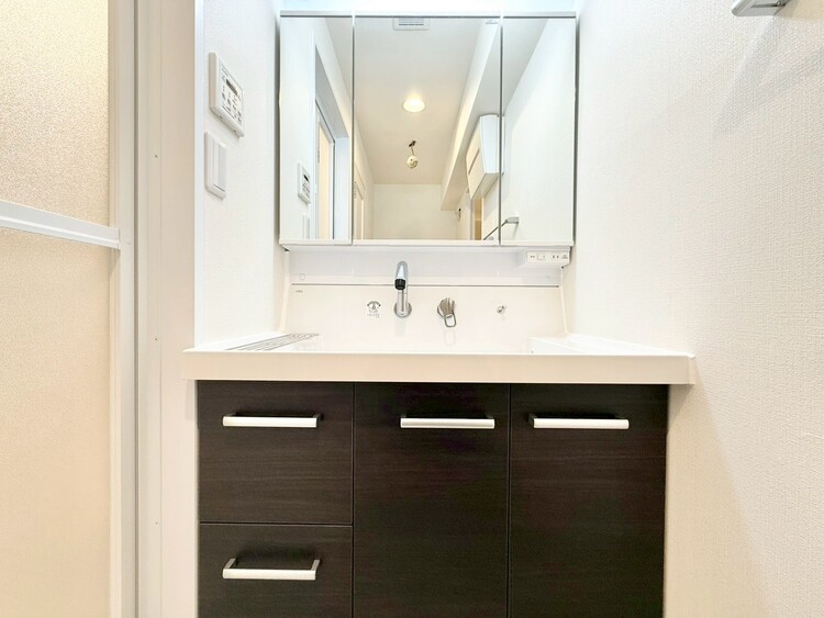 その他 清潔感を感じられる洗面化粧台。