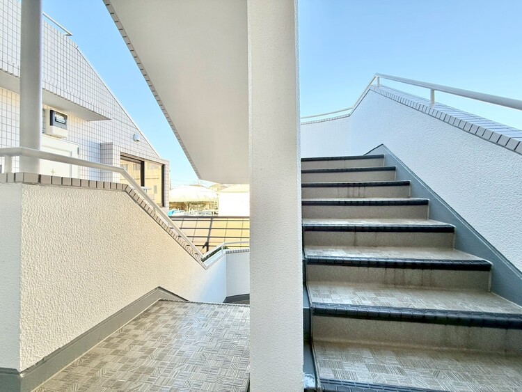 その他 共用部の階段です。明るく清潔に管理されています。