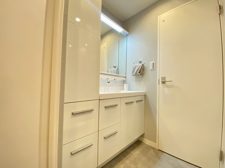 その他 清潔感を感じられる洗面化粧台。