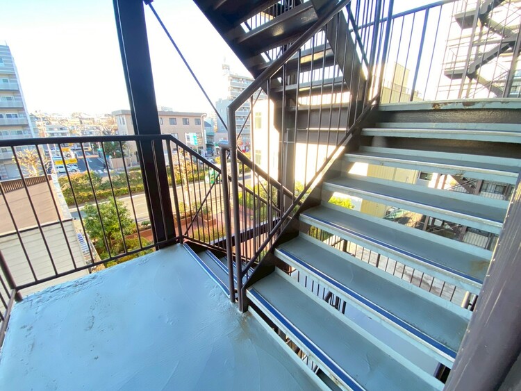 その他 共用部の階段です。明るく清潔に管理されています。