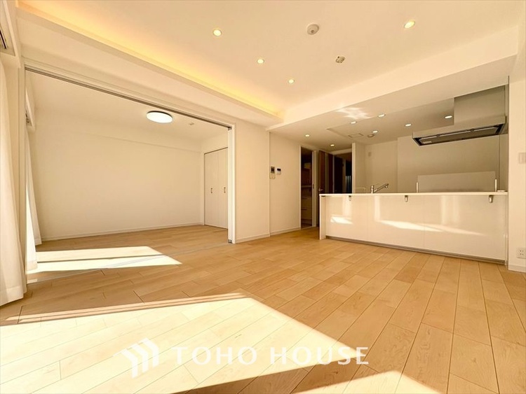 内装 【LIVING】◆眩い◆光が燦々と入り、家族の笑顔を照らす。「いつまでも続いて」と願う夢のような毎日がここにある。