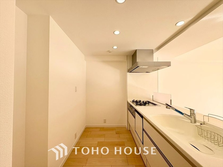 キッチン 【KITCHEN】◆ワクワク◆開放的で機能性も高いシステムキッチン。お子様は毎日のご飯にワクワク！