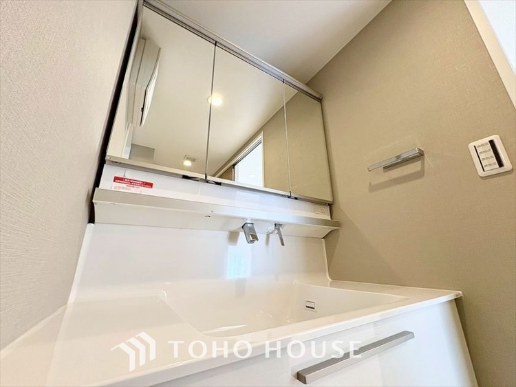 洗面 【WASHROOM】◆快適◆煌びやかな暮らしの中にも忘れたくない快適さ。大きな収納が助けてくれます。