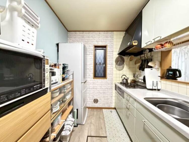 キッチン 窓が設けられている為、換気ができ明るい空間にもなります