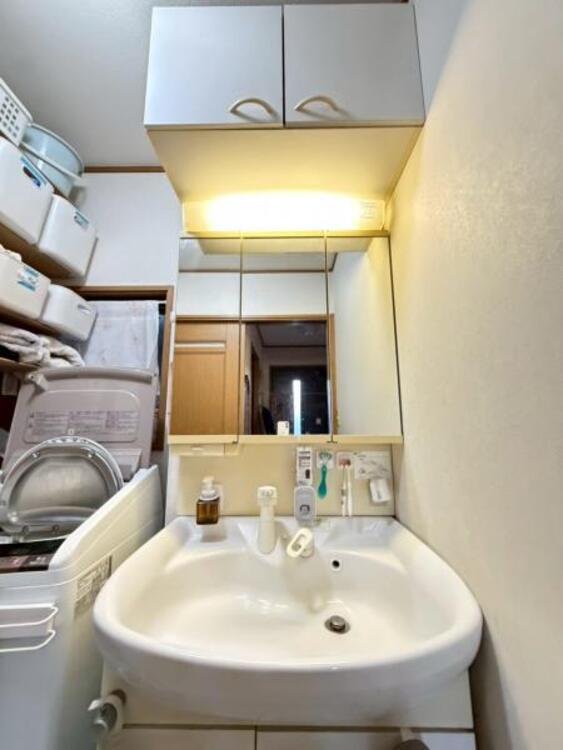 洗面 鏡裏収納に小物が収納できる仕様です