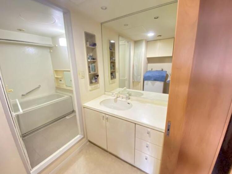 洗面 家族揃って身支度可能なゆとりの洗面室