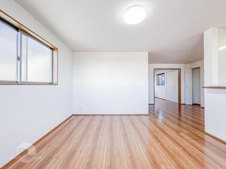 居間 開放感とプライベート感が見事に両立されたリビングダイニング！通常では相反するファクターがともにそろうと極上のくつろぎ空間が生まれます。だれにも譲りたくない至福の空間で過ごす日々は生活をより豊かにします 