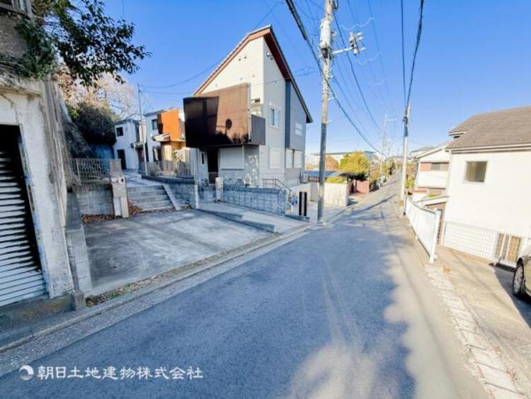 外観 美しい外観やくつろぎの空間にふさわしい素材で満ちております。機能性をも兼ねそろえた理想のお住まい。落ち着きある邸宅街が広がるエリアで、暮らしの夢を育む、あなただけの快適な新生活をはじめてみませんか？